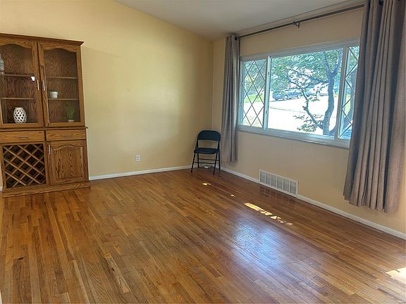 4th image of 771 Woodward Dr