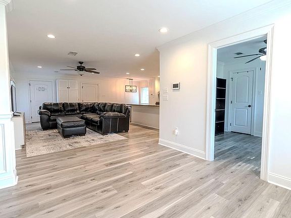 4th image of 1502 Oakwood Dr