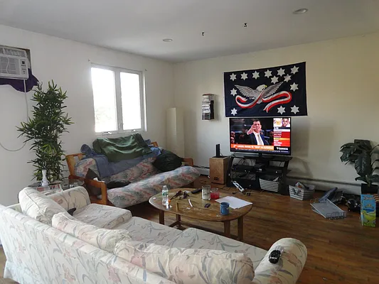 Rented by Halvatzis Realty | media 1