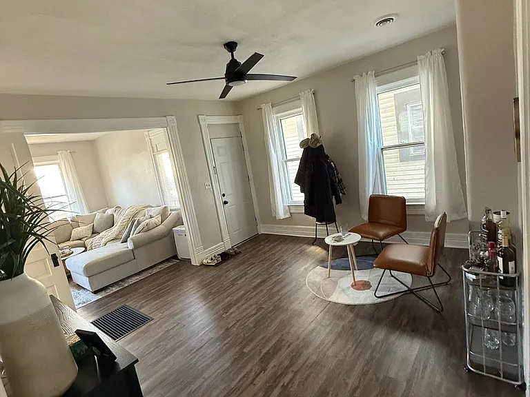 Middle room/dining room can be used in many different ways