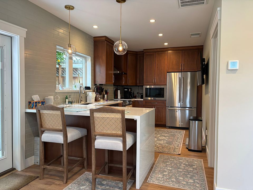 Full-sized Chef's kitchen with eat-in peninsula seating