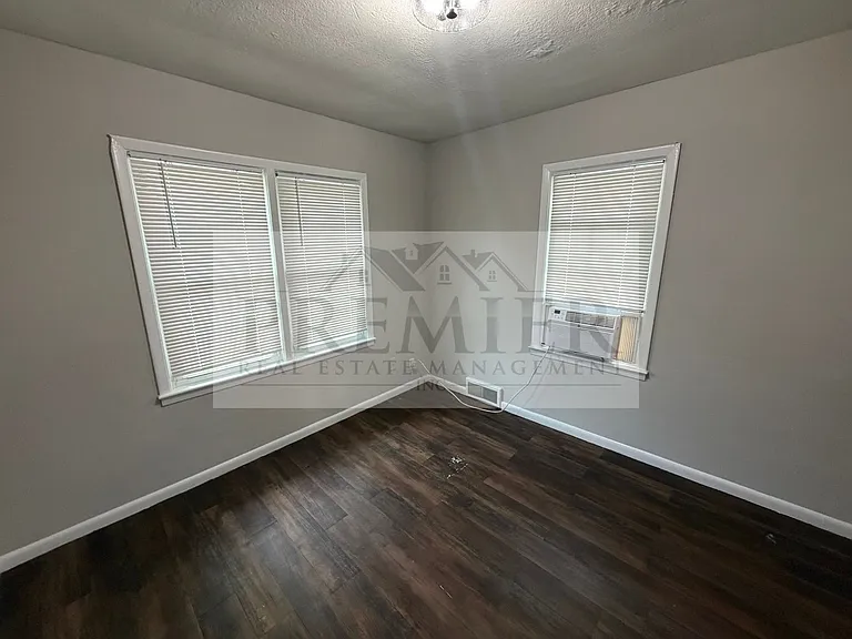 1316 N Main St unit A, Independence MO 64050// Ranch Style Duplex// 2 Beds 1 bath// Rent: $1200 D... — Photo 10