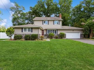 2 Byron Ln, Fanwood, NJ 07023