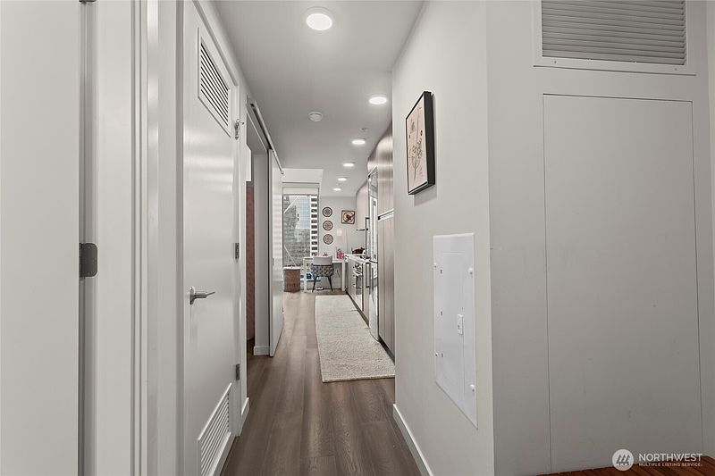 4th image of 800 Columbia Street #703