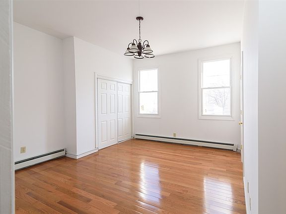 3rd image of 207 Thorne St