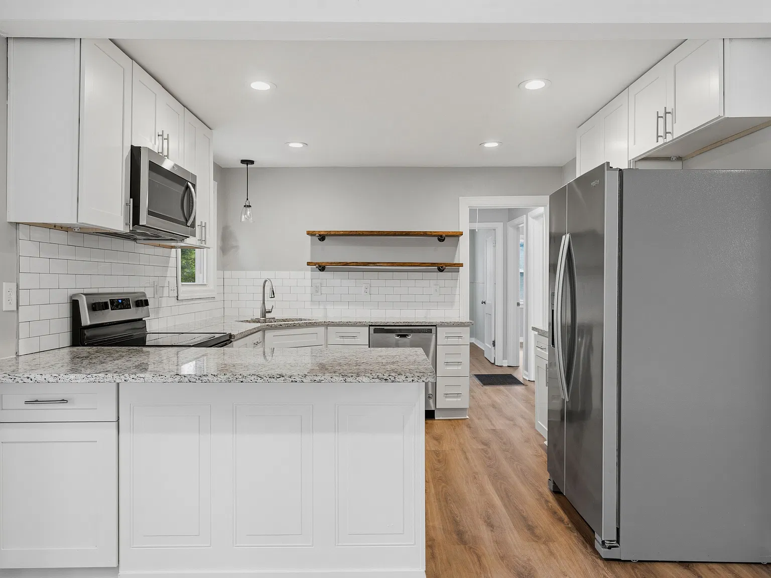 3 bed, 1296 sqft, $2,550 — Photo 4