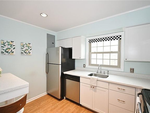 4th image of 709 Robinwood Dr