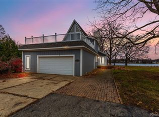 2347 Silverdown Ct, Waterford, MI 48328