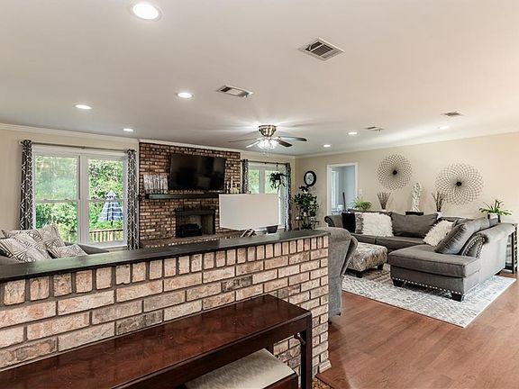 3rd image of 233 Baratara Drive W