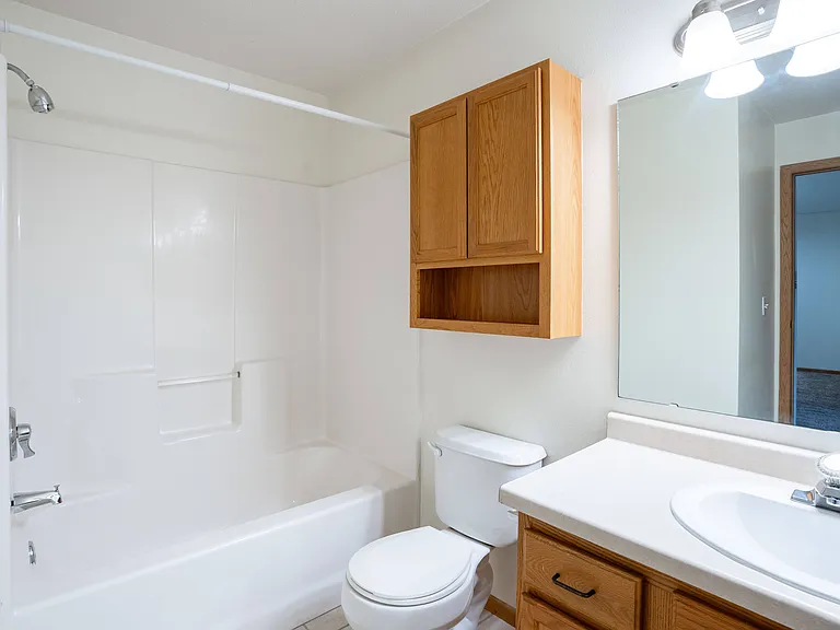 Fargo, ND Summit Point Apartments | 22A | Bathroom