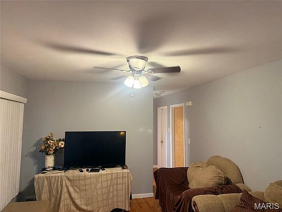3rd image of 1601 Lakemoor Dr