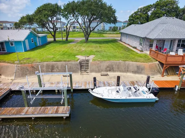 126 Palm Dr, Rockport, TX 78382