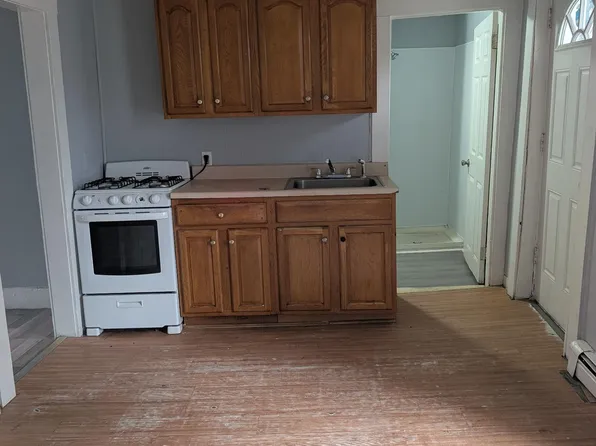 307 Cedar St APT 1, Manchester, NH 03103