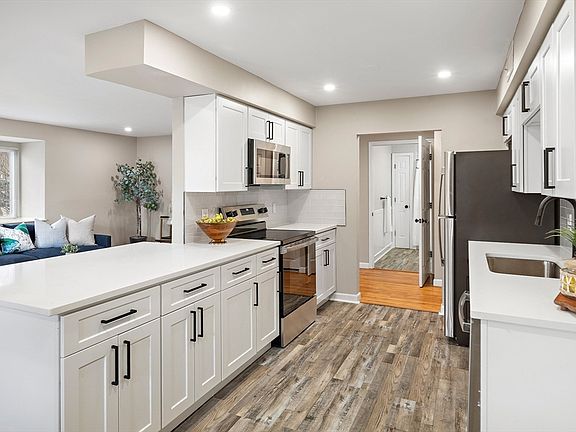 3rd image of 6 Beals Cove Rd APT H