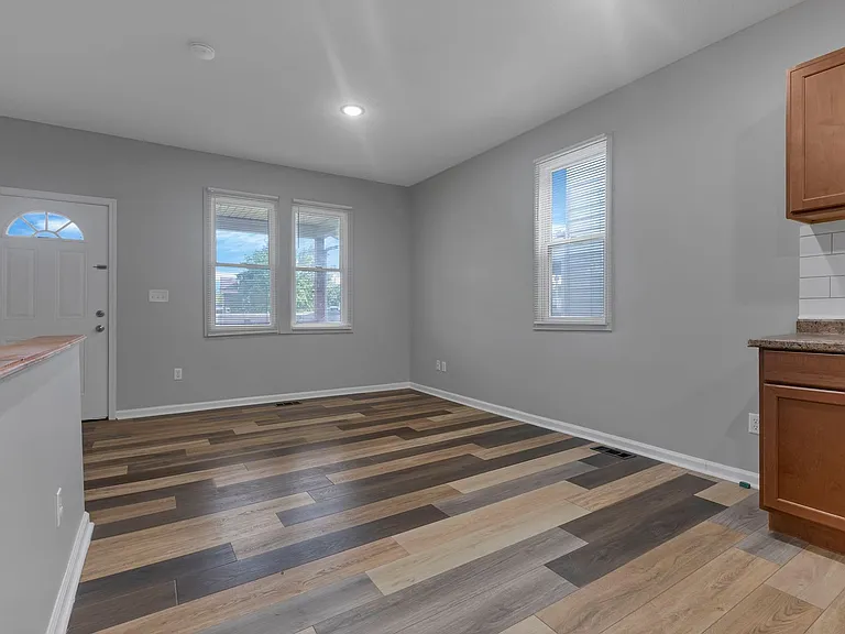 2023 - 2025 Sullivant Ave — Photo 8