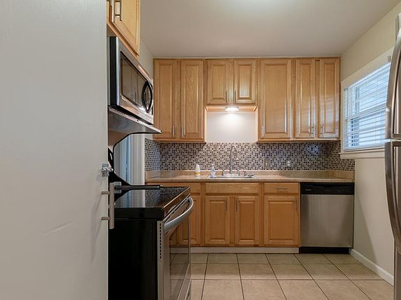 5th image of 304 Crockett St