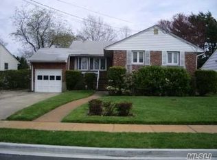 29 Hungry Harbor Rd, Valley Stream, NY 11581