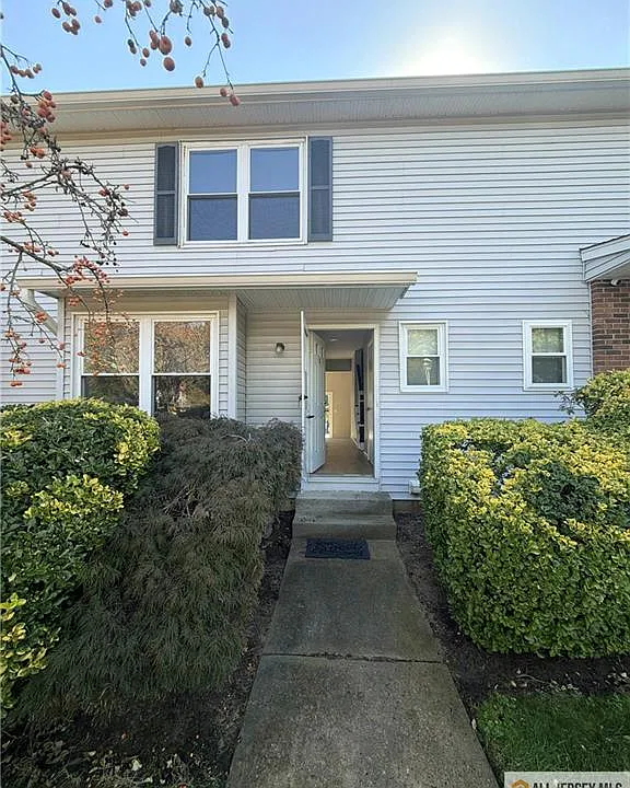 34 Deerfield Ln