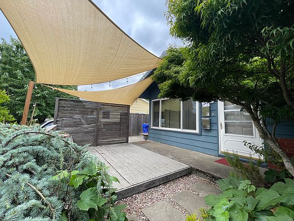 Front yard deck for relaxation and entertainment