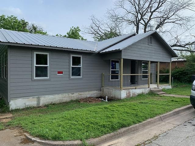 1st image of 704 SE 13th St