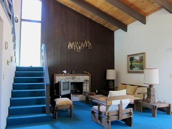 Vaulted ceiling in living