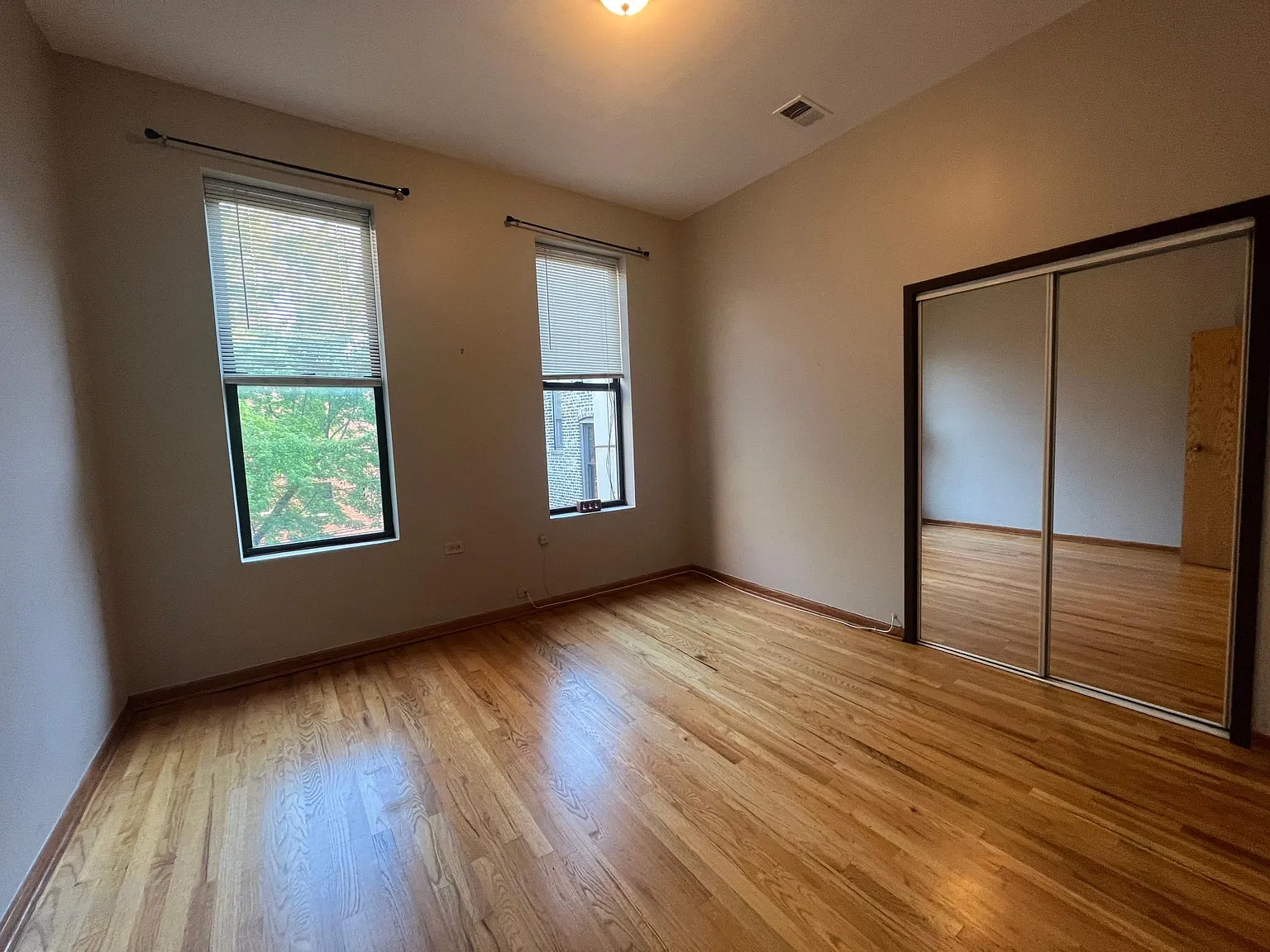 1114 W Armitage Ave — Photo 2
