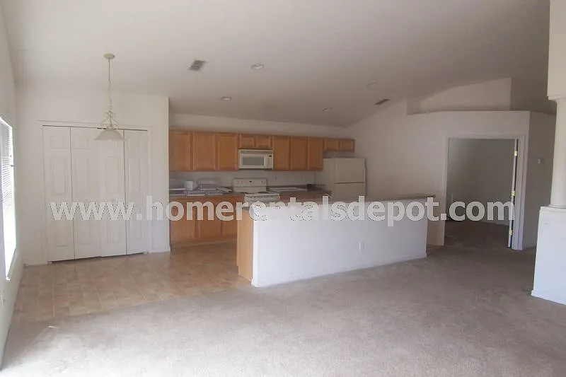 4 bed, 2.0 bath, 1816 sqft, $2,100 — Photo 3