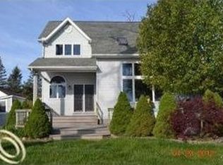 9725 Beverly Dr, Pinckney, MI 48169