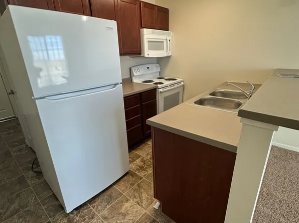 721 8th St SW #207, Dickinson, ND 58601