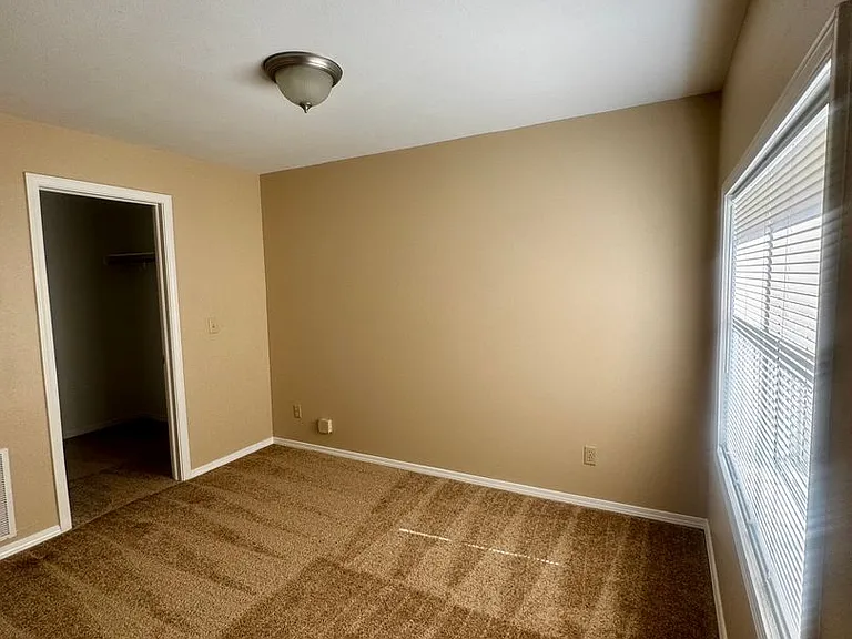 2429 E Monument St — Photo 15