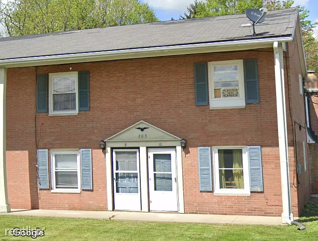 205 E Maple St APT 9 photo 1