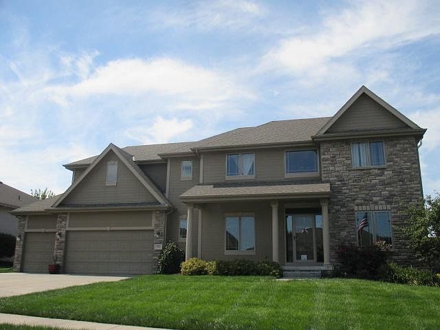 1st image of 916 S 198th St