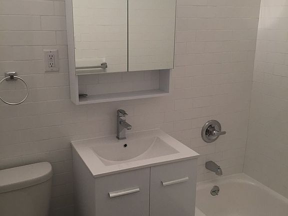 5th image of 3205 Oxford Ave APT 5