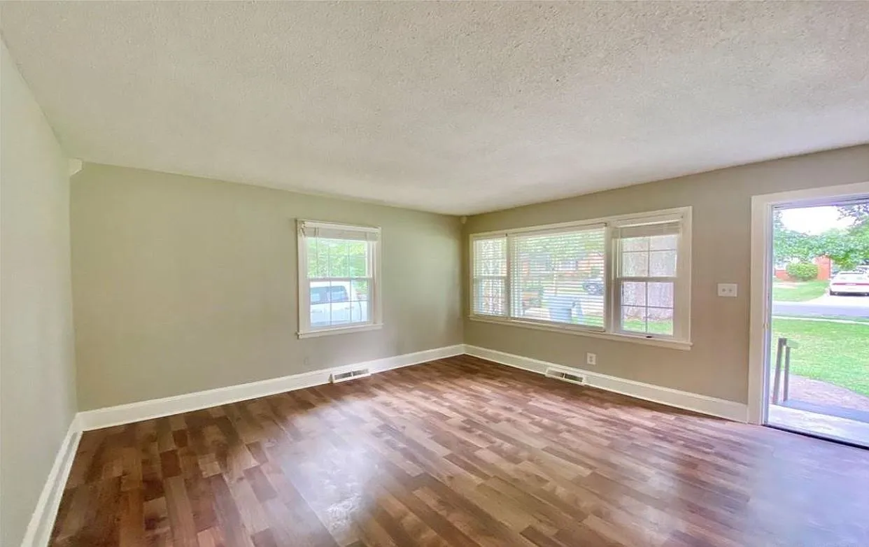 3834 Whitehall Dr — Photo 2