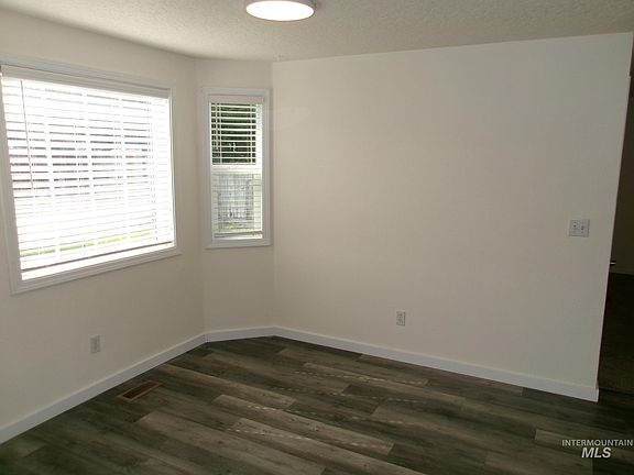 4th image of 2807 Laurel Way