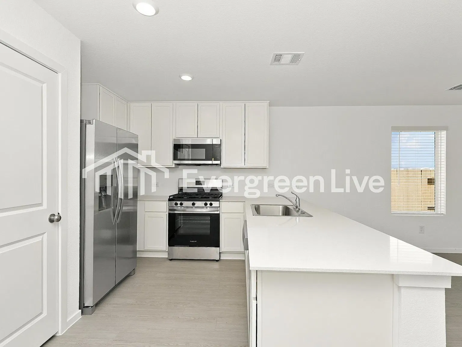 4 bed, 3.0 bath, 1868 sqft, $2,040 — Photo 2