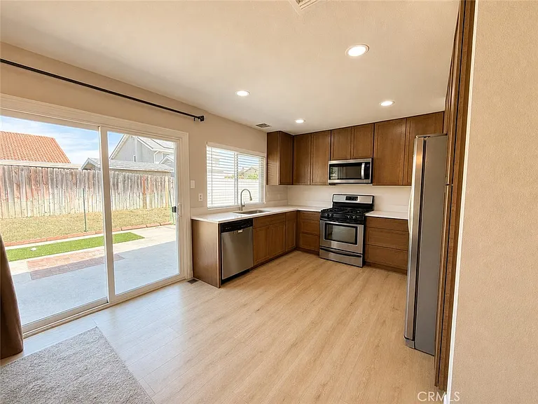 2703 S Fern Ave — Photo 7