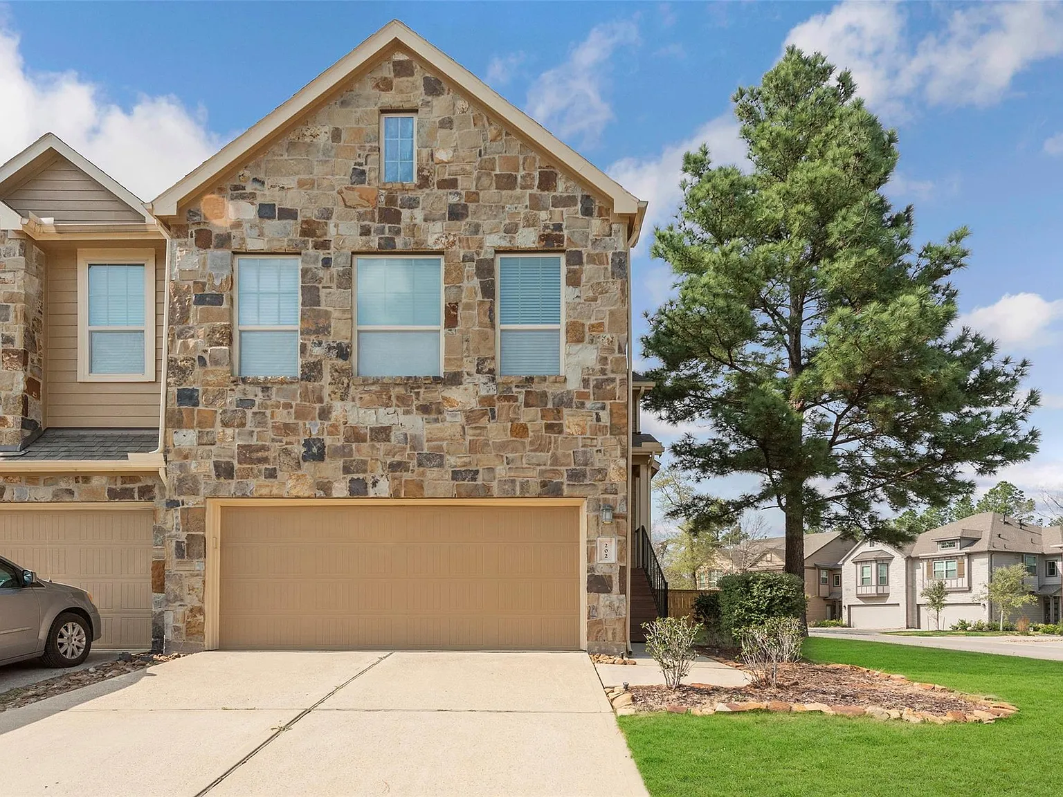 3 bed, 2.5 bath, 2034 sqft, $2,350 — Photo 2