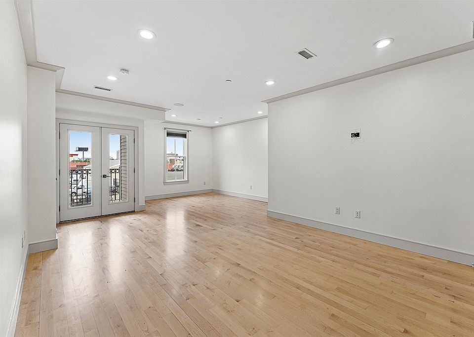 1st image of 542 Dorchester Ave #302