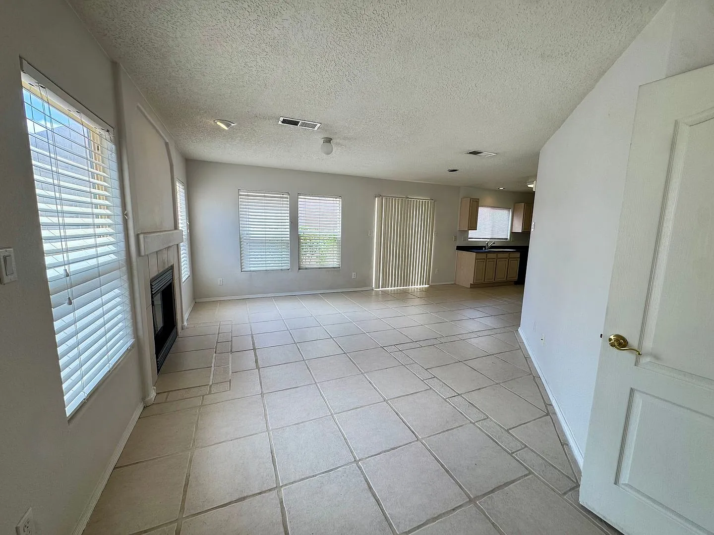 3 bedroom 2.5 bath in gated community — Photo 3