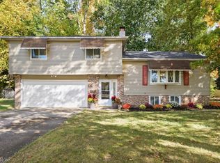 5523 Meadow Wood Blvd, Lyndhurst, OH 44124
