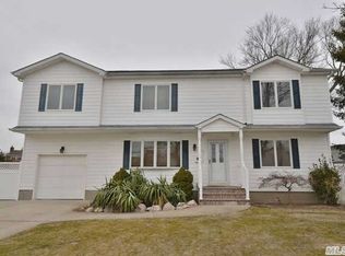 26 Willow Dr, Massapequa Park, NY 11762