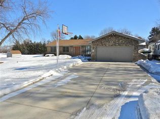 13 Royce Dr, Oswego, IL 60543