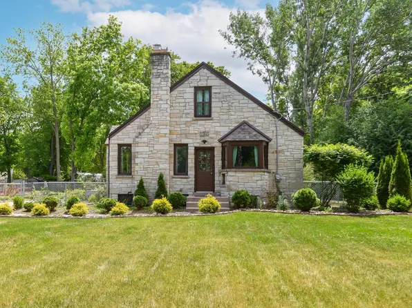 11941 W Howard AVENUE, Greenfield, WI 53228