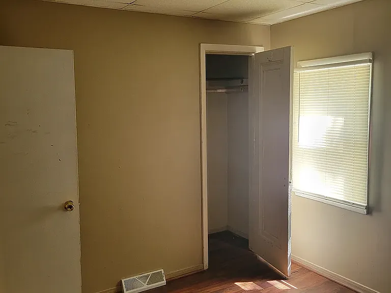 809 E 36th Pl — Photo 2
