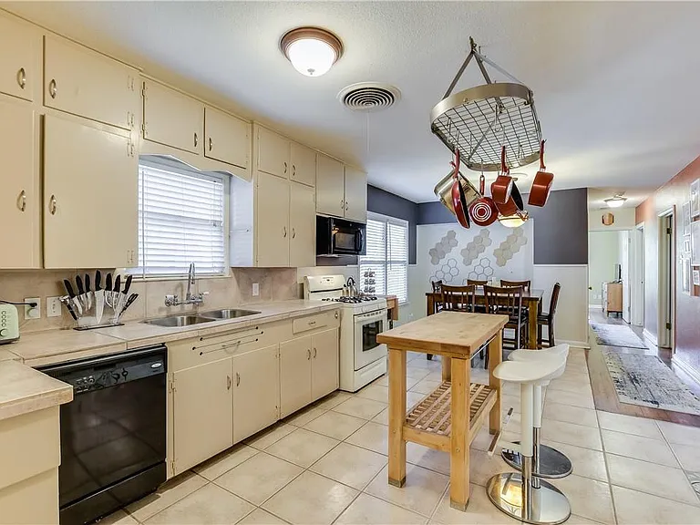 208 Braeswood Rd — Photo 10