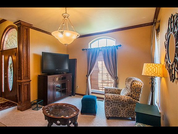 4th image of 1305 Camelot Dr