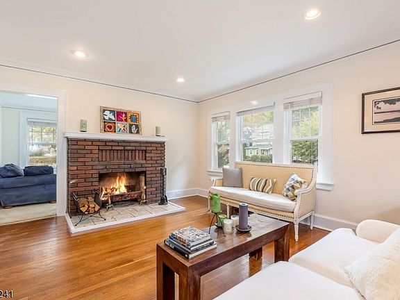 2nd image of 120 Willowdale Ave