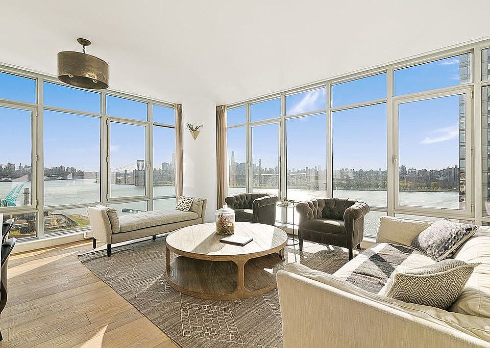 Living rm view of East River