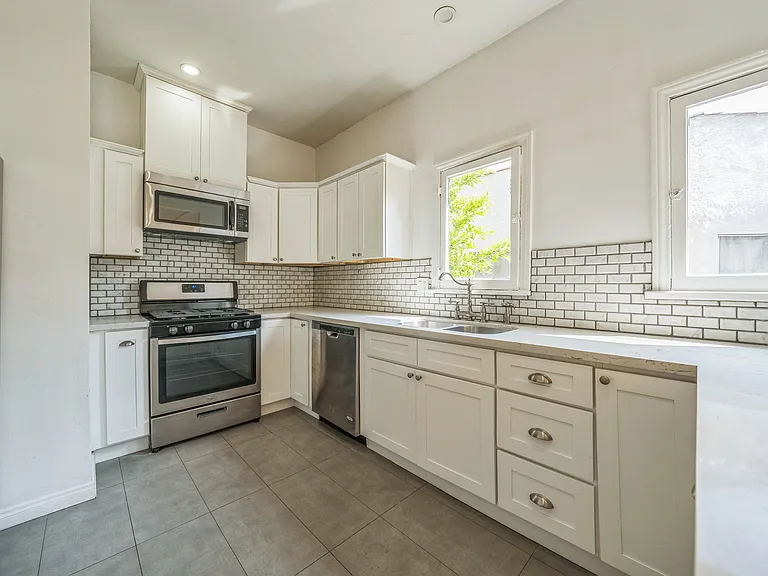 350 1/2 N Sierra Bonita Ave — Photo 12